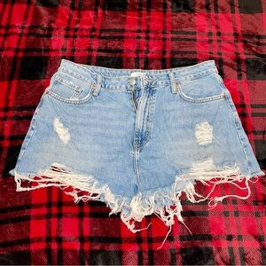 FOREVER 21 DISTRESSED DENIM SHORTS